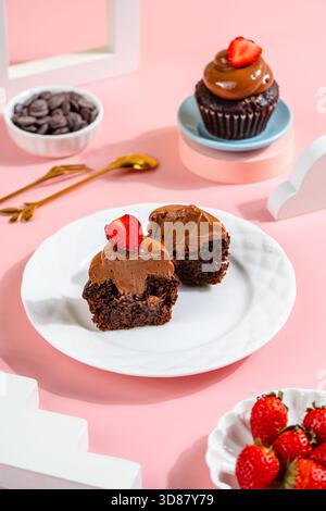 Ein Cupcake ist ein kleiner Kuchen mit einer Portion, der in einer kleinen, becherförmigen Form gebacken wird und oft mit Papier ausgekleidet ist. Er wird aus einem einfachen Kuchenteig hergestellt und wird häufig verwendet Stockfoto