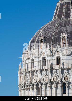 Pisa, Toskana - 16. Oktober 2025 Close-up architektonische Details der Baptisterium Kuppel und Fassade auf der historischen Piazza dei Miracoli Pisa Tuscany it Stockfoto