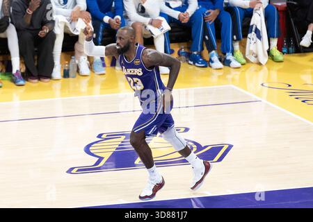 Los Angeles, Usa. November 2025. Der LeBron James der Los Angeles Lakers (23) feiert, nachdem er in der Crypto.com Arena gegen die Dallas Mavericks einen Treffer in einem NBA-Basketballspiel zwischen den Dallas Mavericks und den Los Angeles Lakers erzielte. Quelle: SOPA Images Limited/Alamy Live News Stockfoto