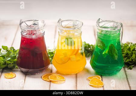 Farbenfrohe Fruchtlimonaden in Krügen Stockfoto