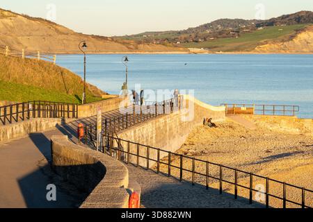 Küstenpfad zur Mary Anning Statue in Lyme Regis, mit Black Ven und Charmouth in der Ferne, England, Großbritannien. Stockfoto