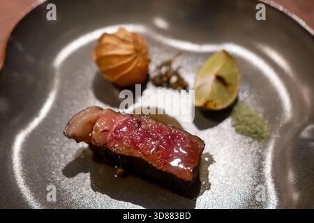 Mittelseltenes Wagyu-Rindfleisch auf Teller Stockfoto