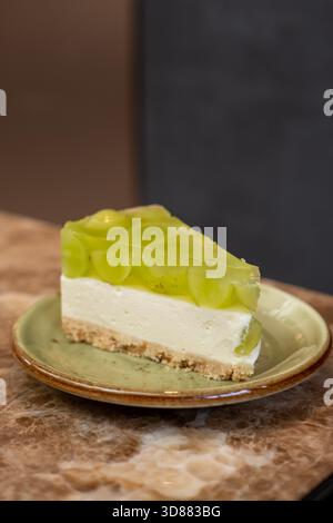 Shine Muscat Traubengelee, auf Käsekuchen mit Streuselbasis serviert auf Teller Stockfoto