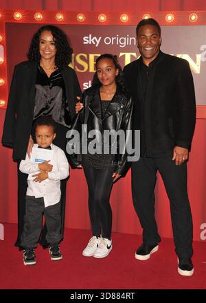Ray Fearon und seine Familie bei der „Tinsel Town“-Weltpremiere, Vue West End, Leicester Square, am Donnerstag, den 27. November 2025 in London, England, Großbritannien. KAPPE/C Stockfoto