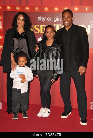 Ray Fearon und seine Familie bei der „Tinsel Town“-Weltpremiere, Vue West End, Leicester Square, am Donnerstag, den 27. November 2025 in London, England, Großbritannien. KAPPE/C Stockfoto