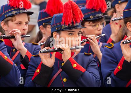 Mitglieder einer Fife- und Drum-Band spielen bei einer Feier in Lausanne, Schweiz Stockfoto