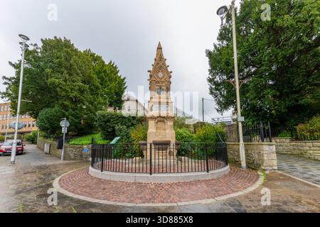 Grades II notierte 1860 Randall Memorial Trinkbrunnen von J.W. Hugall in Bridgend, Südwales, umgeben von Bäumen und Pflastern. Oktober 2025 Stockfoto