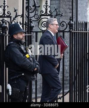 10 Downing Street, London, Großbritannien. November 2025. Premierminister Sir Keir Starmer verlässt 10 Downing Street, um am 2025. Tag im Parlament zu sein. Kredit: Malcolm Park/Alamy Stockfoto