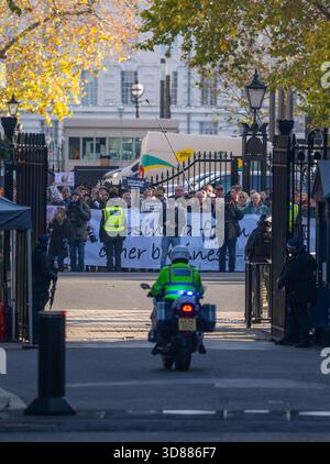 Downing Street, London, Großbritannien. November 2025. Bauern protestieren in Whitehall gegenüber der Downing Street am Budget 2025 Day, als der Premierminister sich auf die Abreise ins Parlament vorbereitet. Kredit: Malcolm Park/Alamy Stockfoto