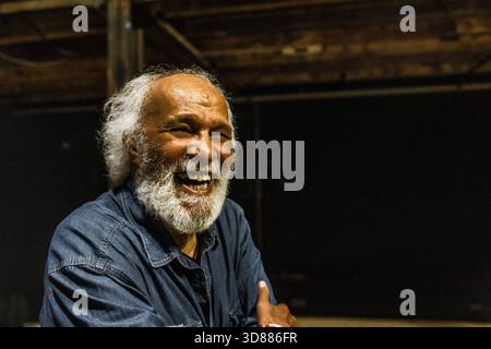 Porträt eines fröhlichen älteren Mannes mit weißen Haaren im Bühnentheater Stockfoto