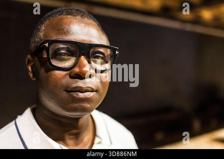 Kopffoto-Porträt eines selbstbewussten reifen Mannes, der eine Brille trägt Stockfoto
