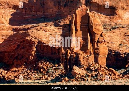 Felsige Landschaft Chinle-Many (wo das Wasser austritt) Farmen Chapter, Arizona, USA. Stockfoto