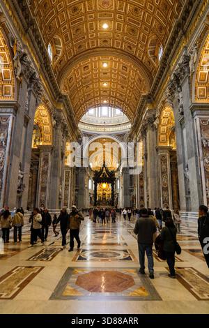 Rom, Italien - 11. Januar 2024: Touristen besuchen den Petersdom im Vatikan. Stockfoto