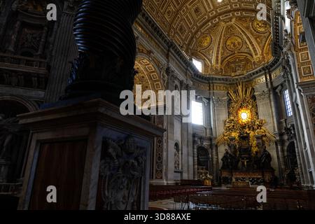 Rom, Italien - 11. Januar 2024: Details aus dem Inneren des Petersdoms im Vatikan. Stockfoto