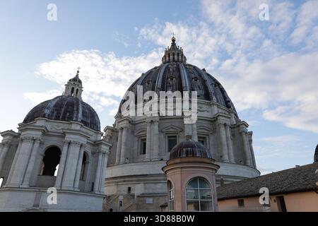 Rom, Italien - 11. Januar 2024: Details zur Kuppel des Petersdoms im Vatikan. Stockfoto