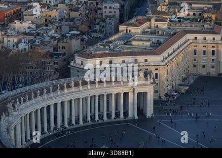 Rom, Italien - 11. Januar 2024: Petersplatz von der Kuppel der Basilika bei Sonnenuntergang. Stockfoto