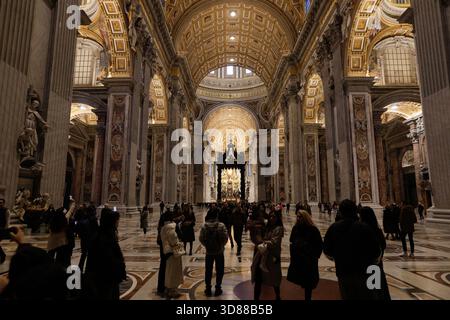 Rom, Italien - 11. Januar 2024: Touristen besuchen den Petersdom im Vatikan. Stockfoto