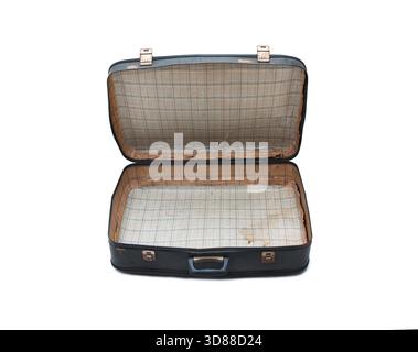 Alter offener brauner, abgenutzter leerer Koffer isoliert auf weißem Hintergrund mit Beschneidungspfad. Stockfoto