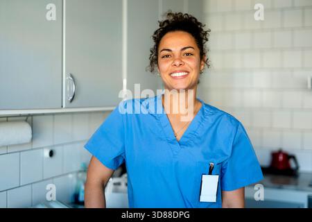 Porträt der lächelnden weiblichen Gesundheitsberaterin in medizinischen Peelings zu Hause Stockfoto
