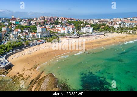 Aus der Vogelperspektive auf den Strand Playa del Sardinero in Santander, Kantabrien, Nordspanien Stockfoto