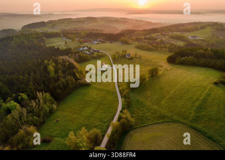 Neblige Morgenluftlandschaft der Sommerlandschaft. Stockfoto
