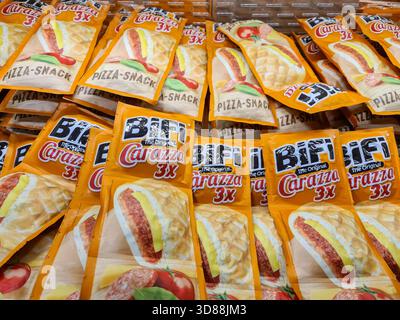 Kiel, Deutschland - 24. November 2025: BiFi Carazza Pizza Snacks in einem Supermarkt, die einzeln verpackte verarbeitete Lebensmittel schnell zeigen Stockfoto