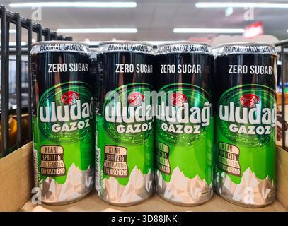 Kiel, Deutschland - 24. November 2025: Dosen von Uludag Gazoz Zero Sugar Türkische Limonade stehen in einem Verkaufsregal, die eine beliebte kohlensäurehaltige BE repräsentieren Stockfoto