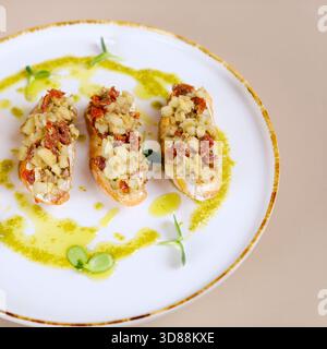 Bruschettas mit Meeresfrüchten und Gemüse. Beginnen Sie Gerichte mit Lachs, Krabbe und Gurke. Leckere Snacks mit Chorizo, Burrata und gebackenen Tomaten. Essenszusammensetzung, leckeres italienisches Essen. Hohe Qualität Stockfoto