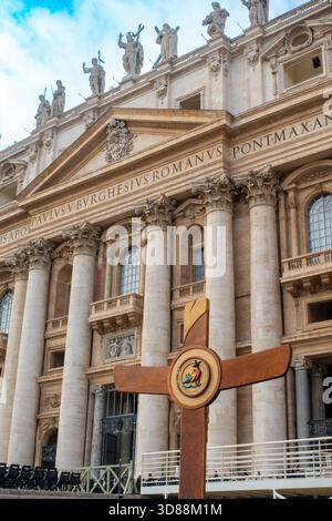 Ein hölzernes Kreuz steht vor dem Petersdom in Vatikanstadt, Rom. Das Kreuz trägt die Inschrift Jubilaeum A.D. MMXXV in Spem Peregrinan Stockfoto