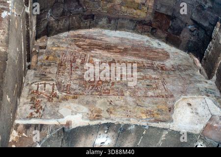 Ein Fresko mit der Kreuzigung Jesu Christi und eine Karte von Jerusalem aus dem 17. Jahrhundert auf dem Kolosseumbogen in Rom Stockfoto