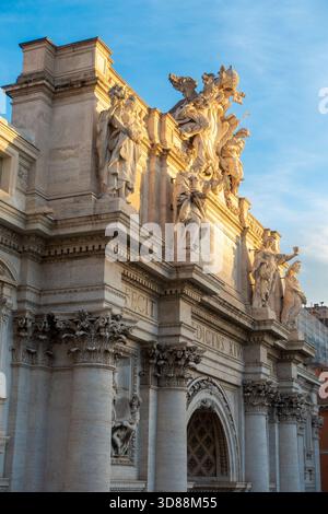 Der Trevi-Brunnen ist ein Brunnen im Stadtteil Trevi in Rom, Italien, der von dem italienischen Architekten Nicola Salvi entworfen und von Giuseppe Pannini an fertiggestellt wurde Stockfoto