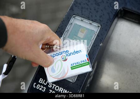 Nahaufnahme einer Abfallentsorgungskarte für die Entsorgung von Restmüll in unterirdischen Containern, Niederlande Stockfoto