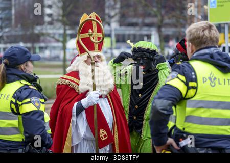 DIE HAAG – Demonstranten versammeln sich vor einem marsch gegen Masseneinwanderung und Überwachung der Bürger. Die Demonstranten sind mit der aktuellen Politik nicht einverstanden. Sie werden von Laan van Reagan en Gorbatschow in der Nähe des Hauptbahnhofs marschieren. ANP LINA SELG niederlande Out - belgien Out Credit: ANP/Alamy Live News Stockfoto