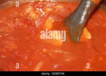 Nahaufnahme von gebackenen Bohnen in hausgemachter Tomatensauce Stockfoto