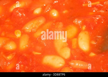 Nahaufnahme von gebackenen Bohnen in hausgemachter Tomatensauce Stockfoto