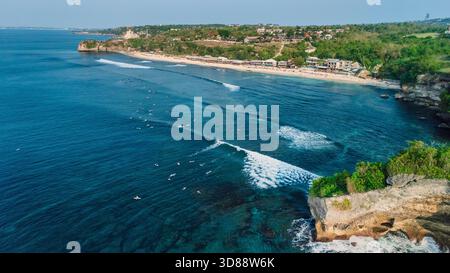 Strand mit malerischem Felsen und Surfern in Balangan Beach, Bali Stockfoto