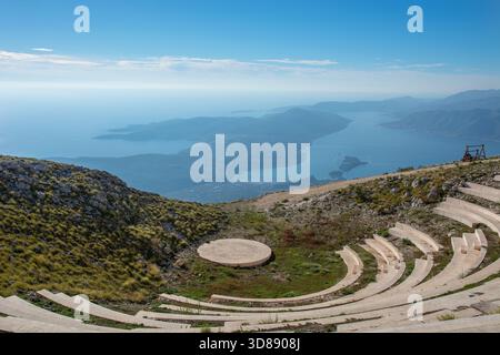Blick auf die Bucht von Tivat und die Halbinsel Lustica vom Amphitheater auf dem Berg Lovcen, Bucht von Kotor, Bucht von Kotor, Montenegro, Europa. Stockfoto