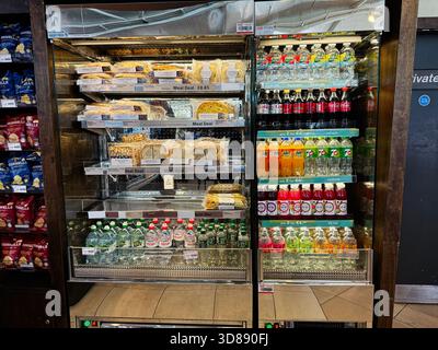 Dublin, Irland - 21. Oktober 2025: Verschiedene Sandwiches, Getränke in Flaschen und Wasser in einer gekühlten Präsentation in einem irischen Geschäft. Stockfoto