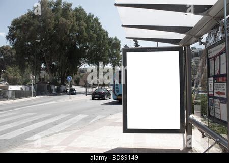 Poster-Mockup an einer Bushaltestelle Stockfoto