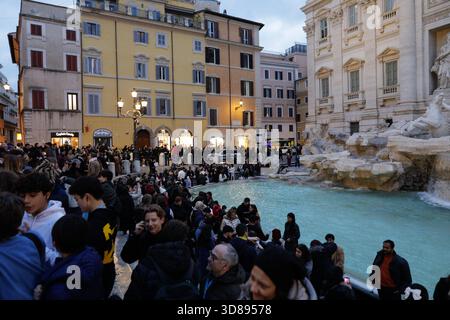 Rom, Italien - 10. Januar 2024: Touristen besuchen den Trevi-Brunnen in Rom. Stockfoto