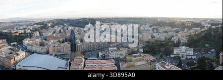 Rom, Italien - 11. Januar 2024: Panorama mit dem Vatikan und der Stadt Rom von der Kuppel der Basilika aus gesehen. Stockfoto