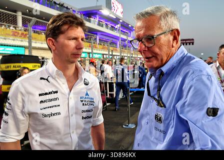 Doha, Katar. November 2025. (L bis R): James Vowles (GBR) Atlassian Williams Racing Team Principal mit Andrew Mallalieu (BAR) FIA Steward an der Startaufstellung. 29.11.2025. Formel-1-Weltmeisterschaft, Rd 23, Großer Preis Von Katar, Doha, Katar, Sprint und Qualifikationstag. Das Foto sollte lauten: XPB/Alamy Live News. Stockfoto
