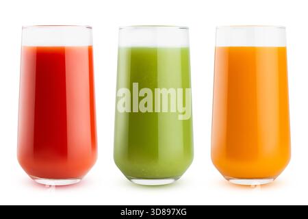 Frische Gemüsesäfte in verschiedenen Farben - orange, rot, grün in Gläsern, isoliert. Set mit drei Gläsern. Gesunde Bio-Getränke für Design Detox Diät Menü, Fitness-Getränk, vegetarische Küche. Stockfoto