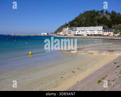 Beach of Erquy in der französischen Bretagne, eine Gemeinde im Departement Cotes d Armor der Bretagne im Nordwesten Frankreichs an der cote de Penthievre Stockfoto