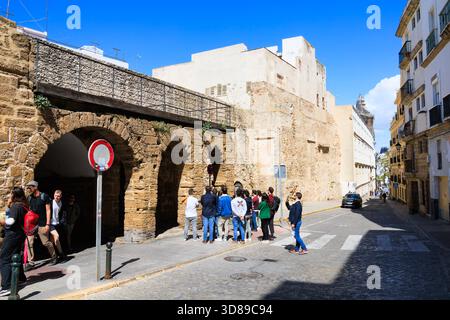 Touristen am Arco de los Blanco, Arch of the White, Eintritt zum römischen Theater. Cadiz, Andalusien, Spanien Stockfoto
