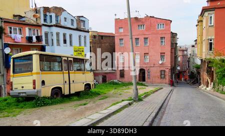 Istanbul, Türkei, 04-04-2014 Beschreibung: Verlassener gelber Minibus in einem älteren Wohnviertel von Istanbul Stockfoto