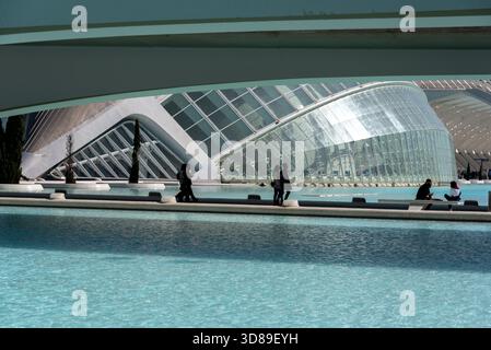 Die Stadt der Künste und Wissenschaften in Valencia, Spanien, mit ihrer kultigen futuristischen Architektur, reflektierenden Wasserpools und beeindruckenden geometrischen Strukturen Stockfoto
