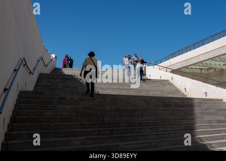 Die Stadt der Künste und Wissenschaften in Valencia, Spanien, mit ihrer kultigen futuristischen Architektur, reflektierenden Wasserpools und beeindruckenden geometrischen Strukturen Stockfoto