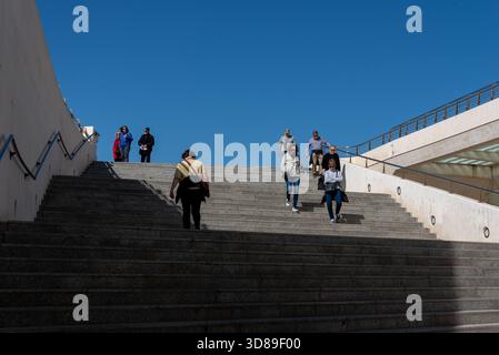 Die Stadt der Künste und Wissenschaften in Valencia, Spanien, mit ihrer kultigen futuristischen Architektur, reflektierenden Wasserpools und beeindruckenden geometrischen Strukturen Stockfoto