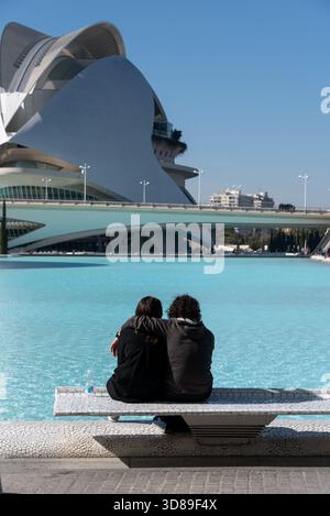 Die Stadt der Künste und Wissenschaften in Valencia, Spanien, mit ihrer kultigen futuristischen Architektur, reflektierenden Wasserpools und beeindruckenden geometrischen Strukturen Stockfoto